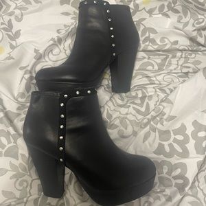 Black Report Booties 5.5 sz